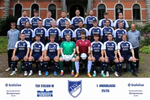 Hinten (v.l.n.r.): Florian Schrader, Bennet Schröder, Julian Beyer, Luca Gryschkewitz, Nico Gofredo, Darian Kruse, Dean Wundes, Bennet Bohling;mitte von links(v.l.n.r.): Ole Schröder (Spieler/Co-Trainer), Nils Schindel, Till Wittrock, Marcel Spiller, Mathis Kedenburg, Jakob Körner, Tom Hübel, Deniz Kunc, Joshua Schindel, Uwe Gräser (Trainer);vorn (v.l.n.r.): Mirco Grüpmeier, Alister von Brill, Nick Luttermann, Patrick Mannig, Moritz Körner, Ole Fargel, Alexander Bittner, Jerrit Panning;fehlende Spieler: Niklas Knüppel, Musa Rattinger, Alessio Ciancia, Malte Hauschild