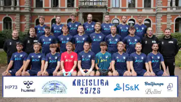 Hinten von links: Carl Carstensen, Timo Weller, Jonathan Mühlmeister, Mirko Radtke, Jannik Petz, Niklas Darr, Finn Luttermann;mitte von links: Ole Bengsch (Co-Trainer), Leon Neumann (Co-Trainer), Roman Mühlmeister, Mathis Bochinski, Noel Schneider, Mirko Haase, Malte Wiechers, Max Trunkhardt, Nevzat Toprak (Teammanager), Tim Krohe (Trainer);vorn von links: Florian Ehrhardt, Jean Pascal Pongers, Jannis Richter, Leon Penzek, Marco Raffel, Andreas Heitmann, Nico Hullmann, Tim Wahl, Sinan Toprak